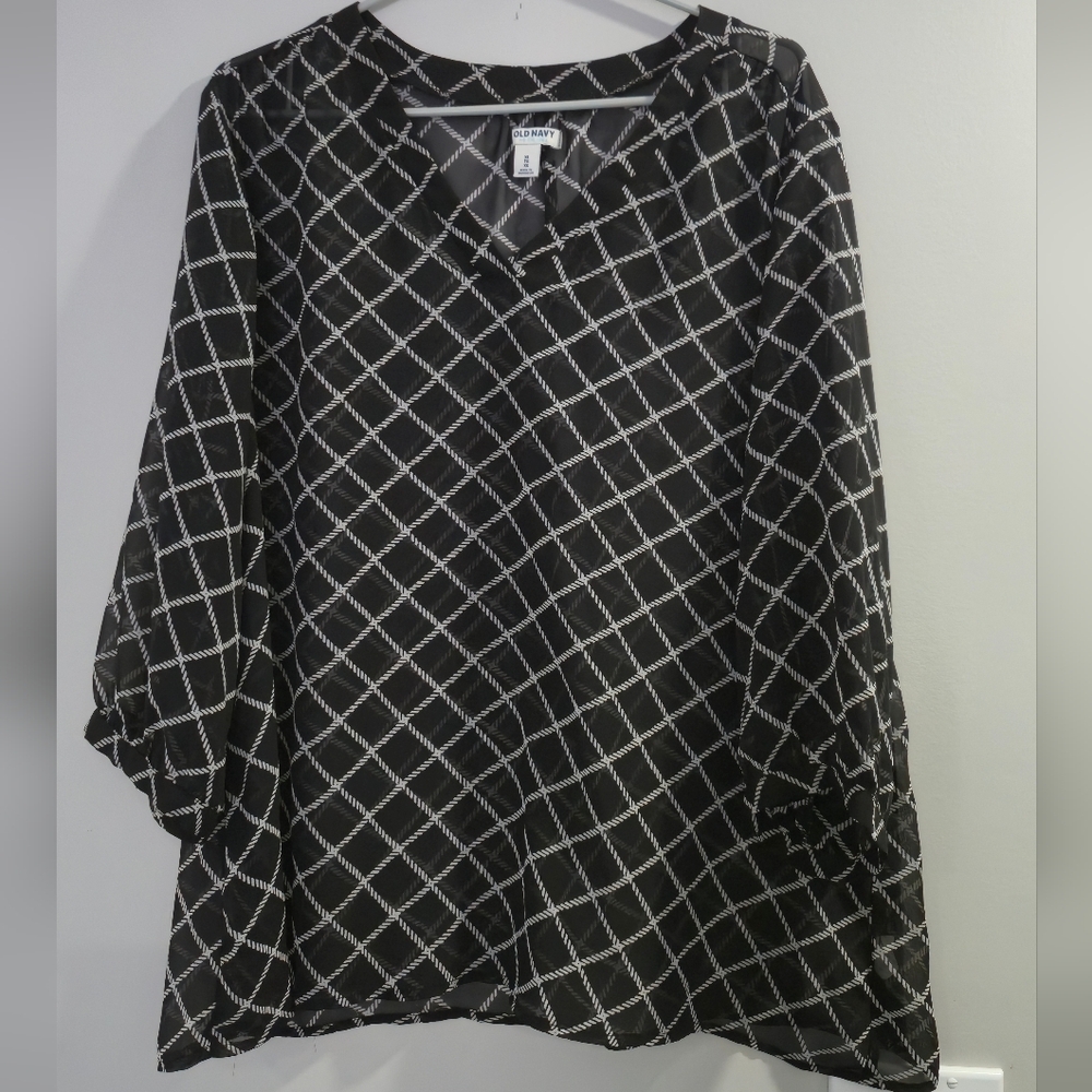 Old Navy Black and White Geometric Blouse